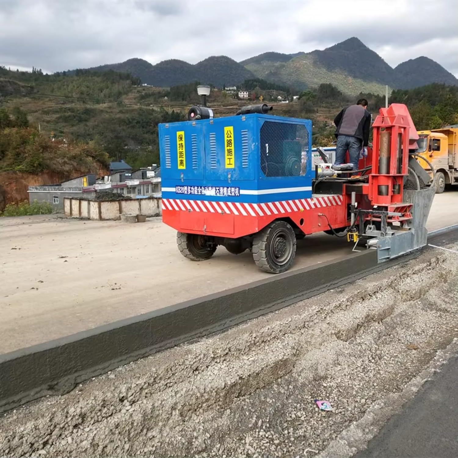 buy concrete slipform curb machine,should I buy a slipform curb machine,concrete curb machine pros cons,semi-automatic curb paver worth it,best concrete kerb maker for roads,slipform paver vs traditional curb forming unboxing and complete package contents